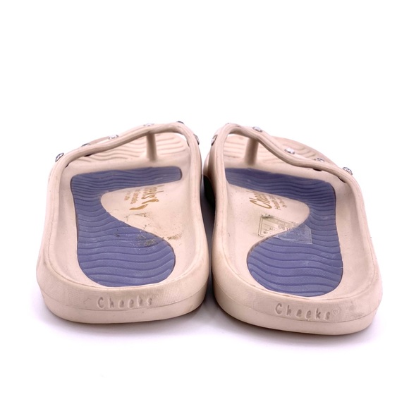 tony cheeks flip flops